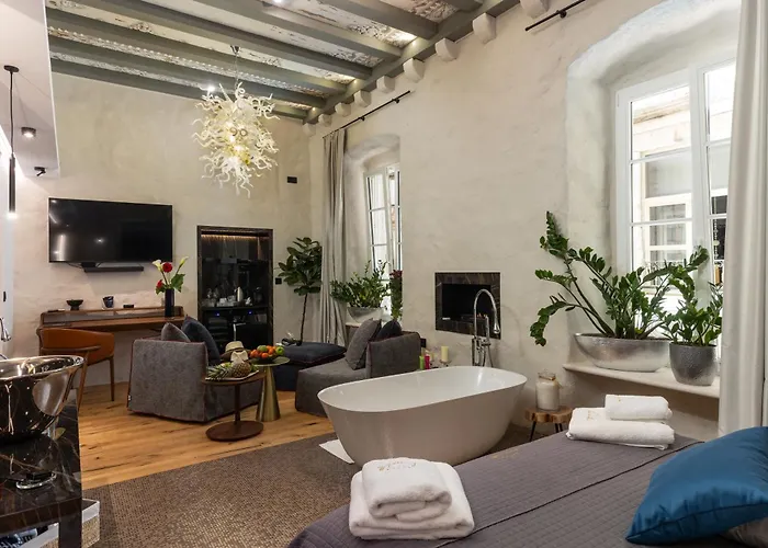 La E Bella Vi, Luxury In Old Town