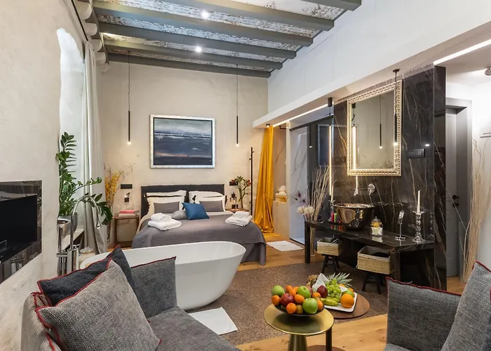 La E Bella Vi, Luxury In Old Town