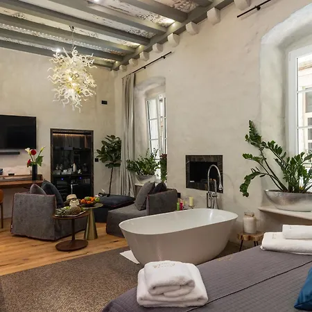 La E Bella Vi, Luxury In Old Town